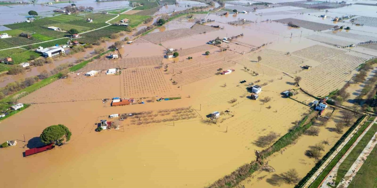 Gediz Nehri taştı, köprüler alarm veriyor