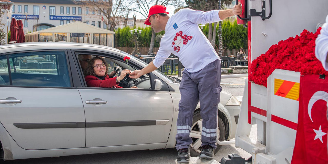 Kuşadası'nda çöp kamyonu sevgi dağıttı