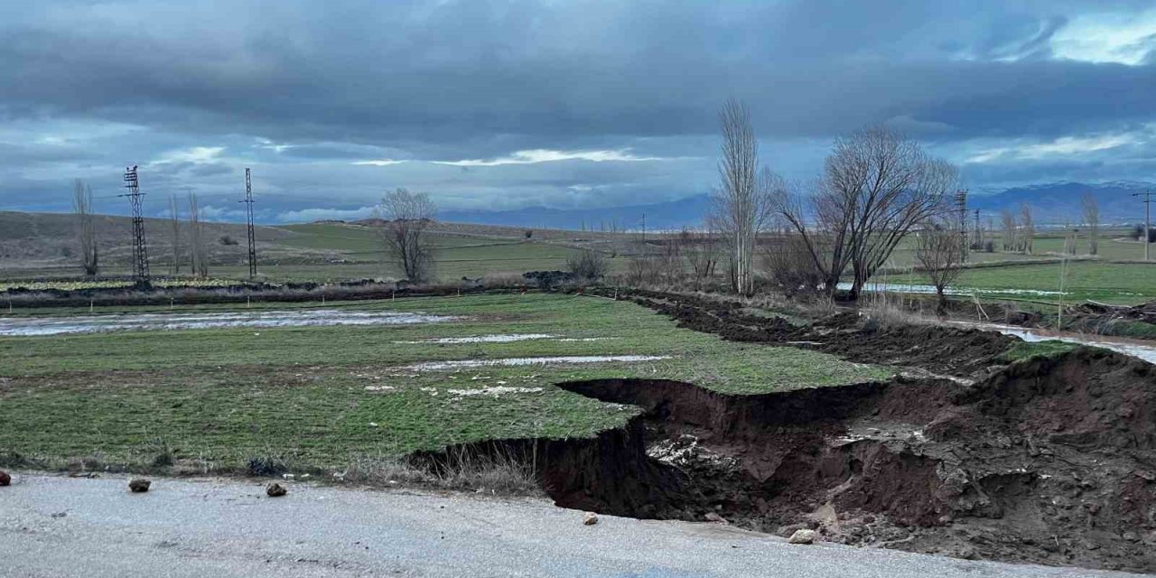 Yağmur sonrası yolda 4 metre derinliğinde çukur oluştu