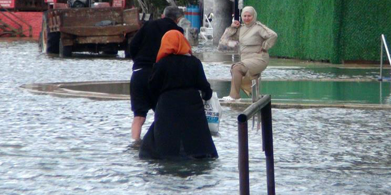 Kaplıca sular altında, vatandaşlar şifa peşinde