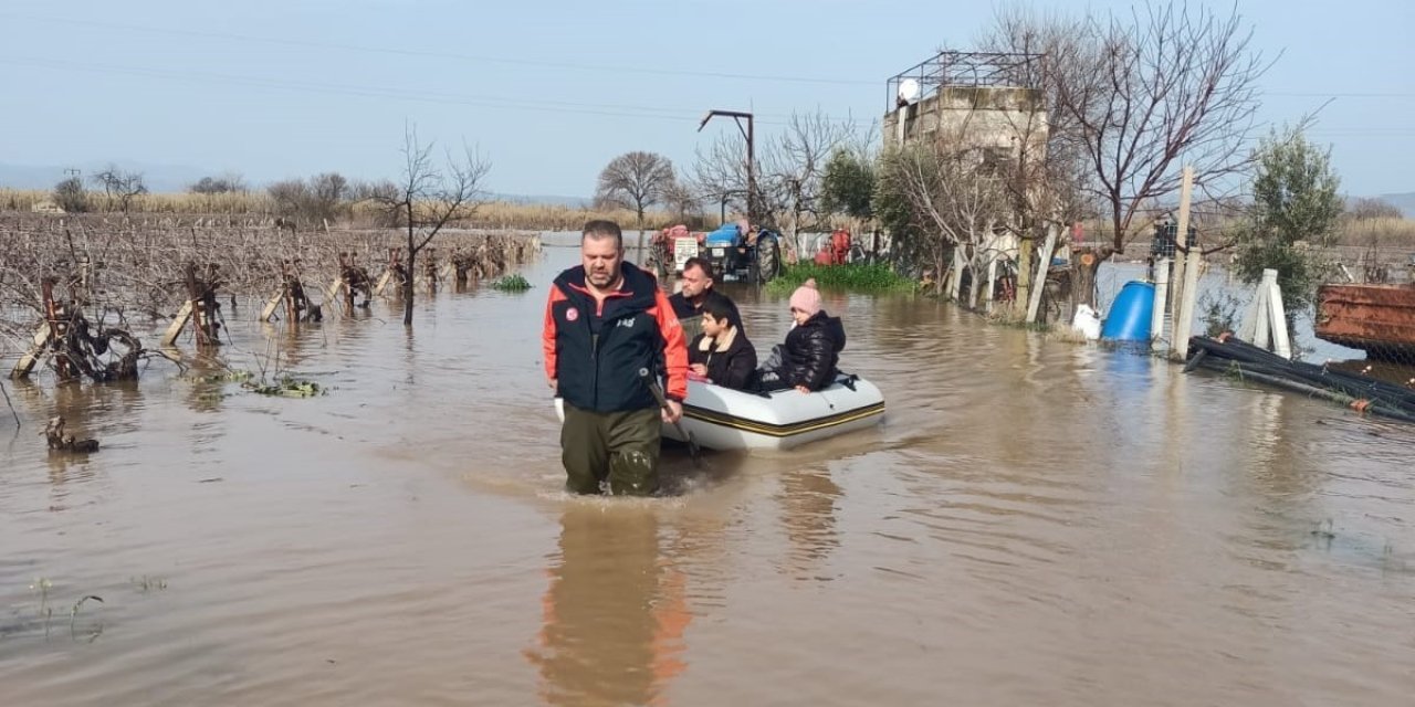 Su baskınında mahsur kalan 4’ü çocuk 5 kişi kurtarıldı