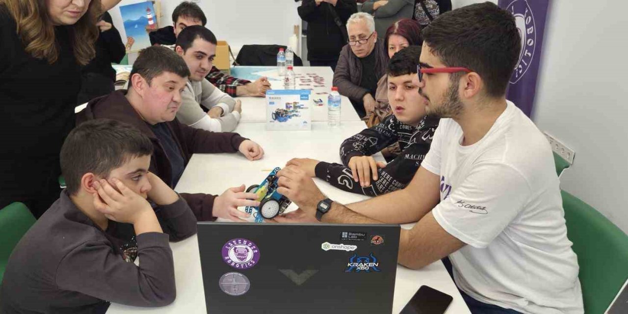 Manisa’da otizmli öğrenciler kendi robotlarını kodladı