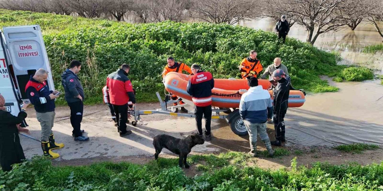 İzmir İtfaiyesi tavuk çiftliğinde mahsur kalan hayvanlar için zamanla yarıştı