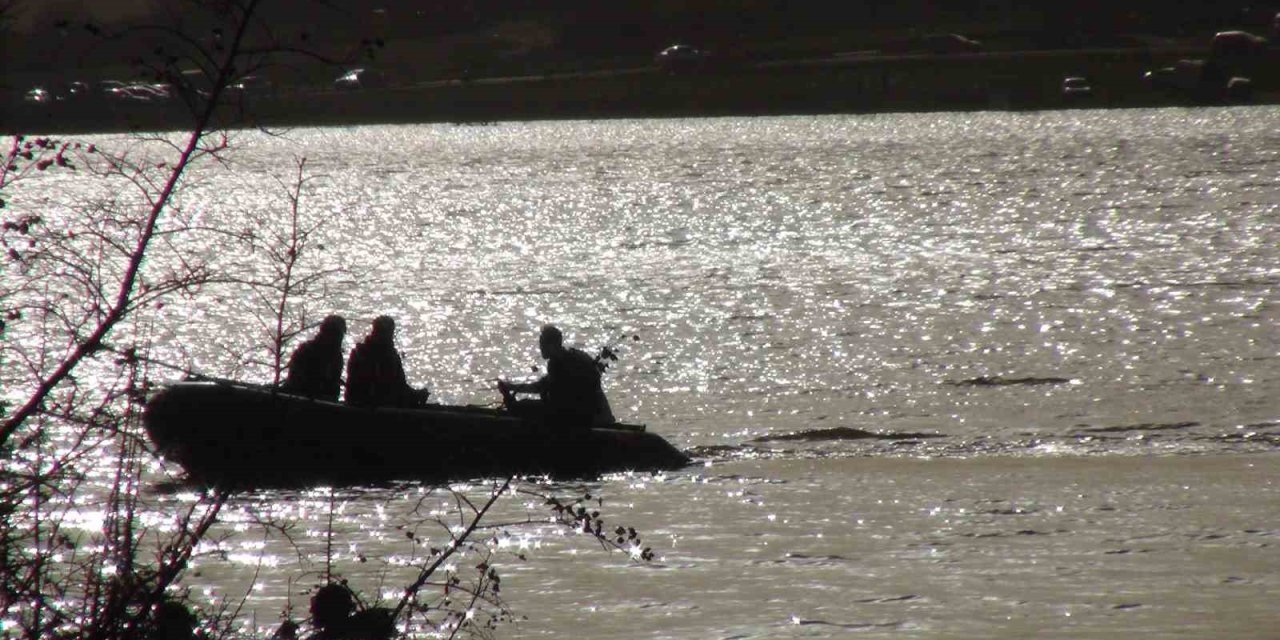 Kayıp genç gölette aranıyor