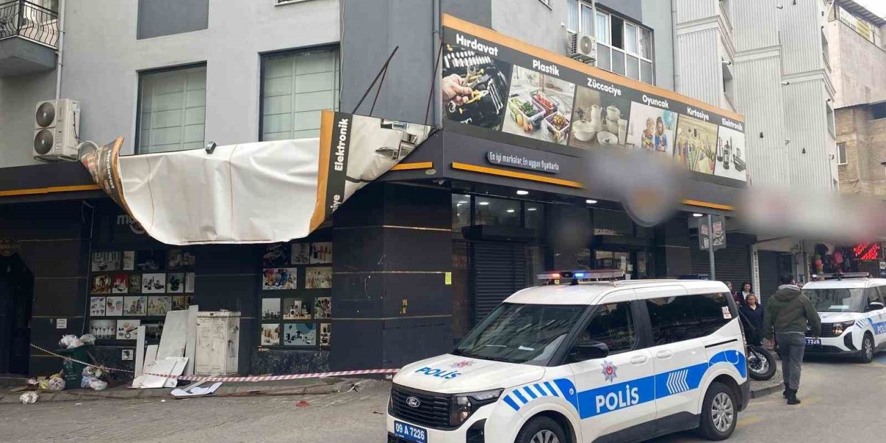 Efeler’de şiddetli rüzgar tabelaları kopardı, iş yerlerinde hasar oluştu