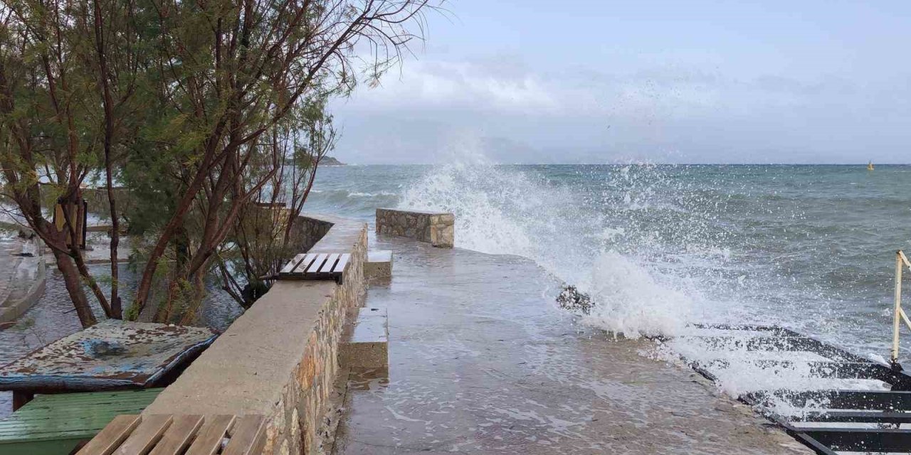 Datça’da şiddetli lodos etkili oldu