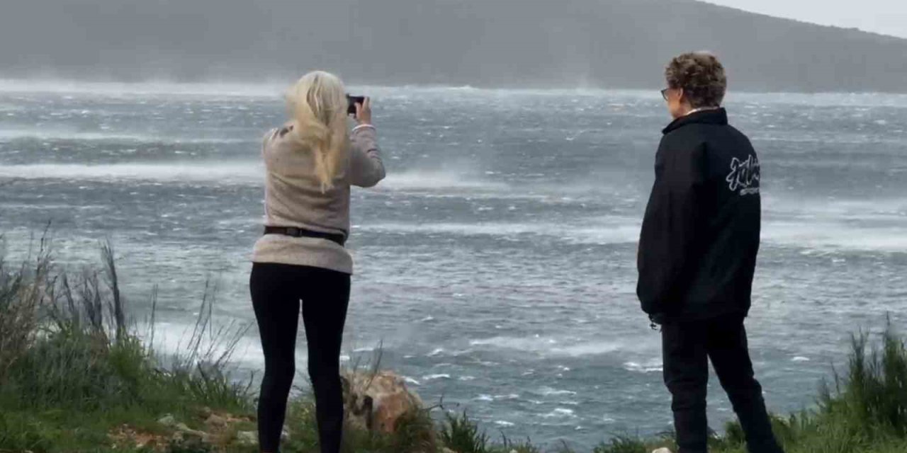 Bodrum’da fırtınada deniz ortasındaki doğa olayı görenleri şaşırttı