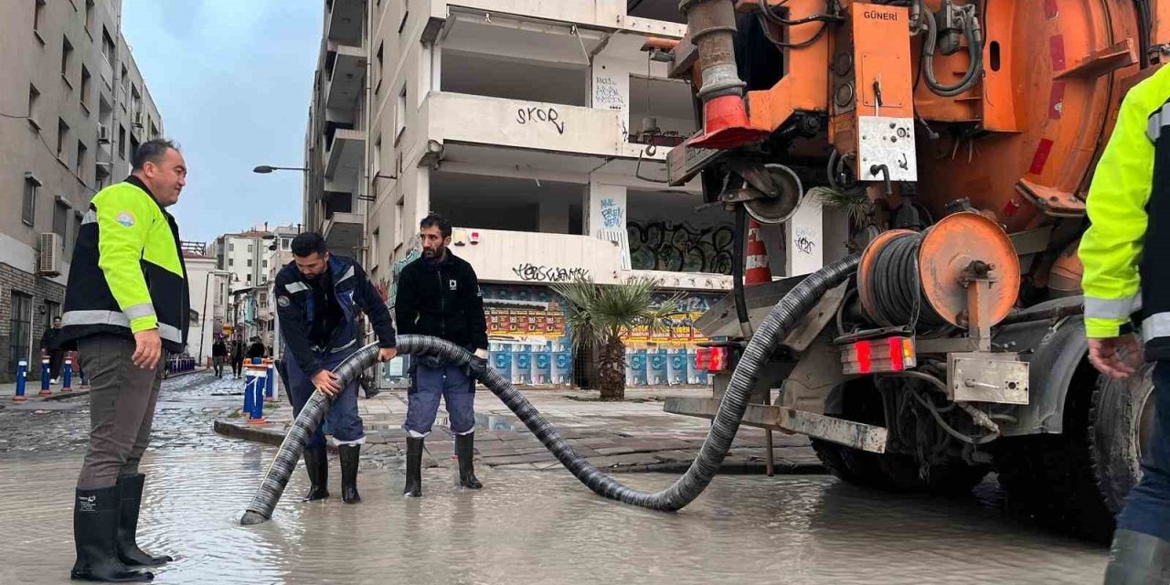İzmir’de 50 yılda bir görülen meteorolojik tablo: Dalgalar 1 metreye ulaştı