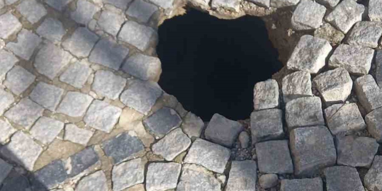 Tarihi altyapı çöktü, yol trafiğe kapatıldı