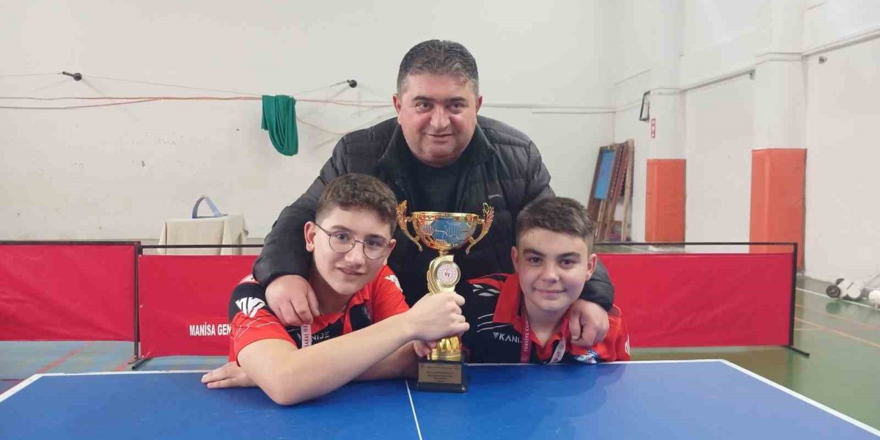 Salihli’nin yıldız tenisçileri Manisa’da şampiyon oldu