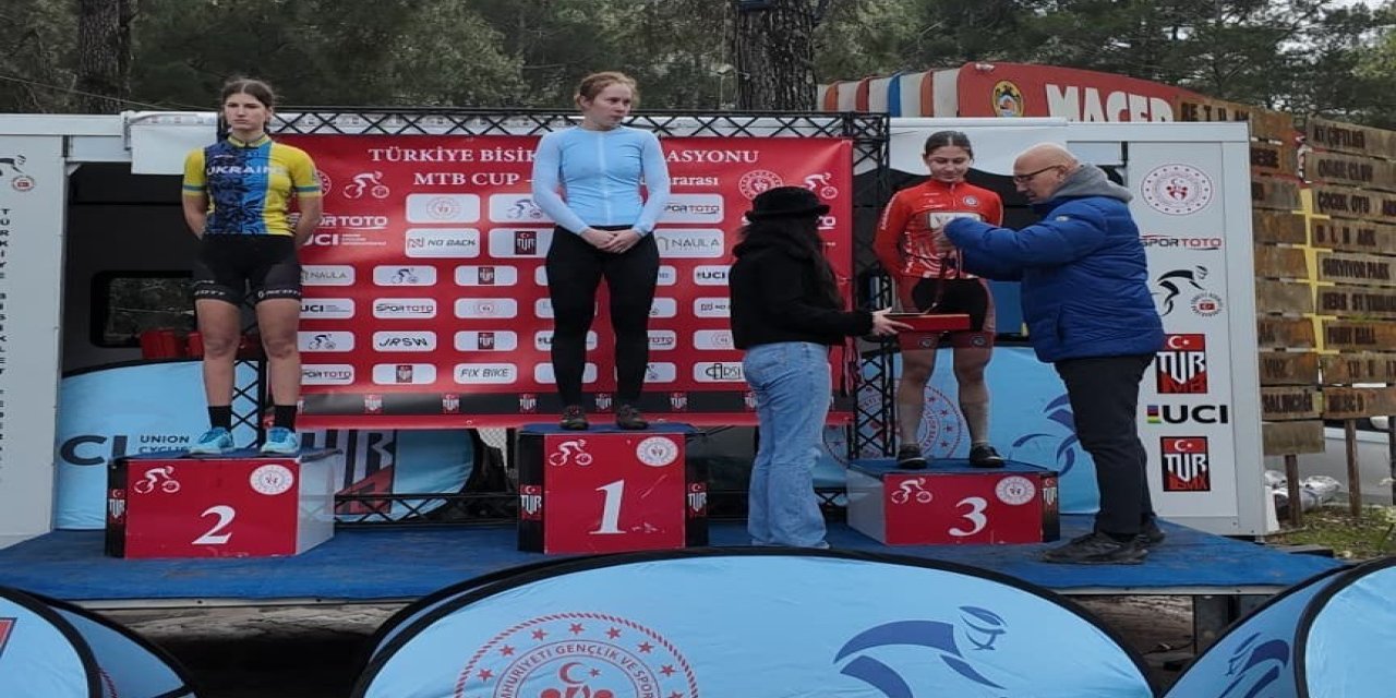 Akhisarlı bisikletçilerden Alanya’da çifte başarı