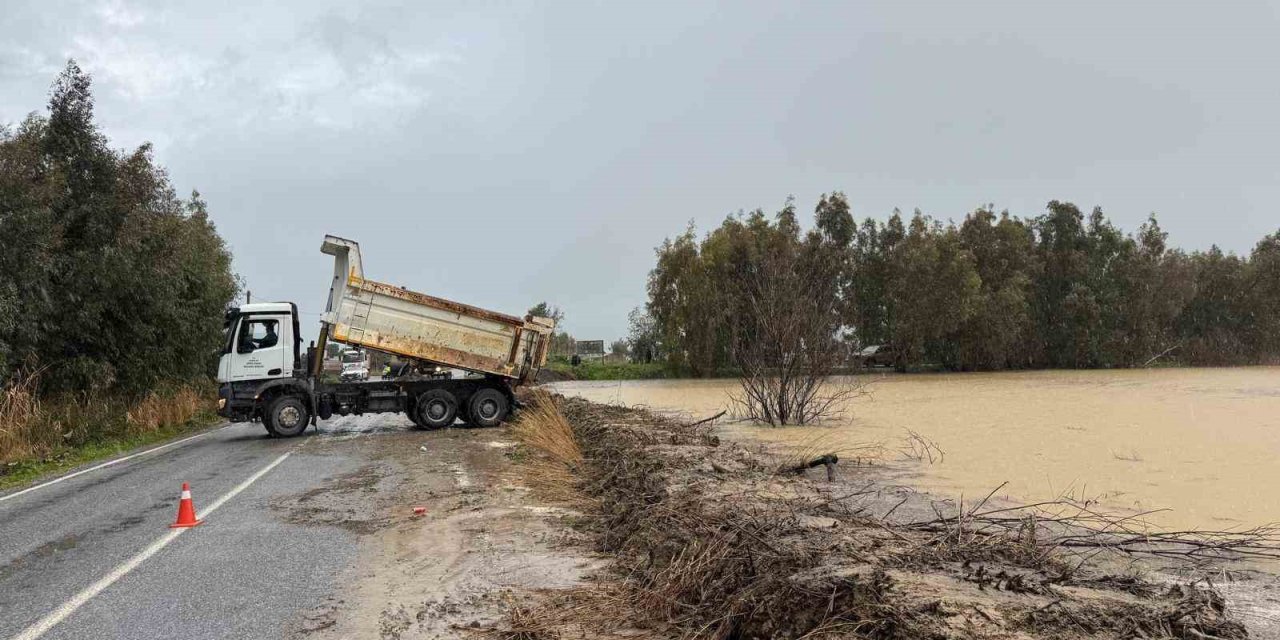 Söke Bağarası yolundaki taşkına ekiplerden anında müdahale