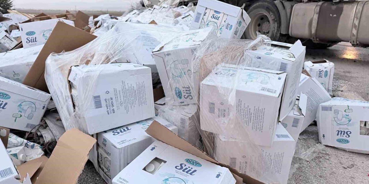 Devrilen tırdaki 25 ton süt çevreye dağıldı