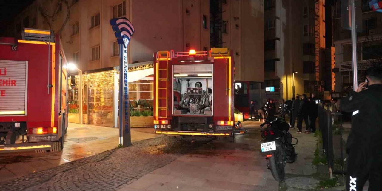 Elektrik panosundan çıkan yangın paniğe neden oldu