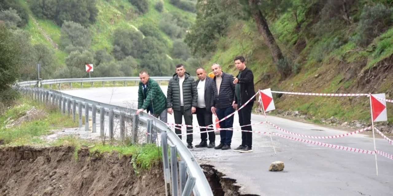 Aşırı yağış sonrası yol çöktü, ekiplerin çalışmaları sürüyor