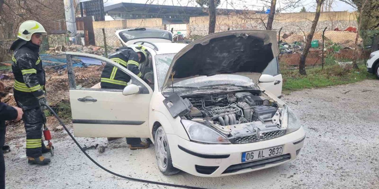 Muğla’da park halindeki otomobil alev aldı