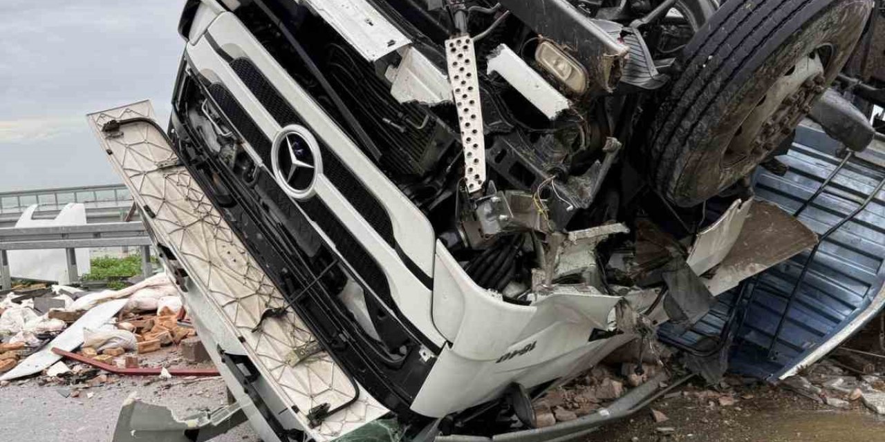 Otoyolda kazaya karışan tır ters döndü: 1 yaralı