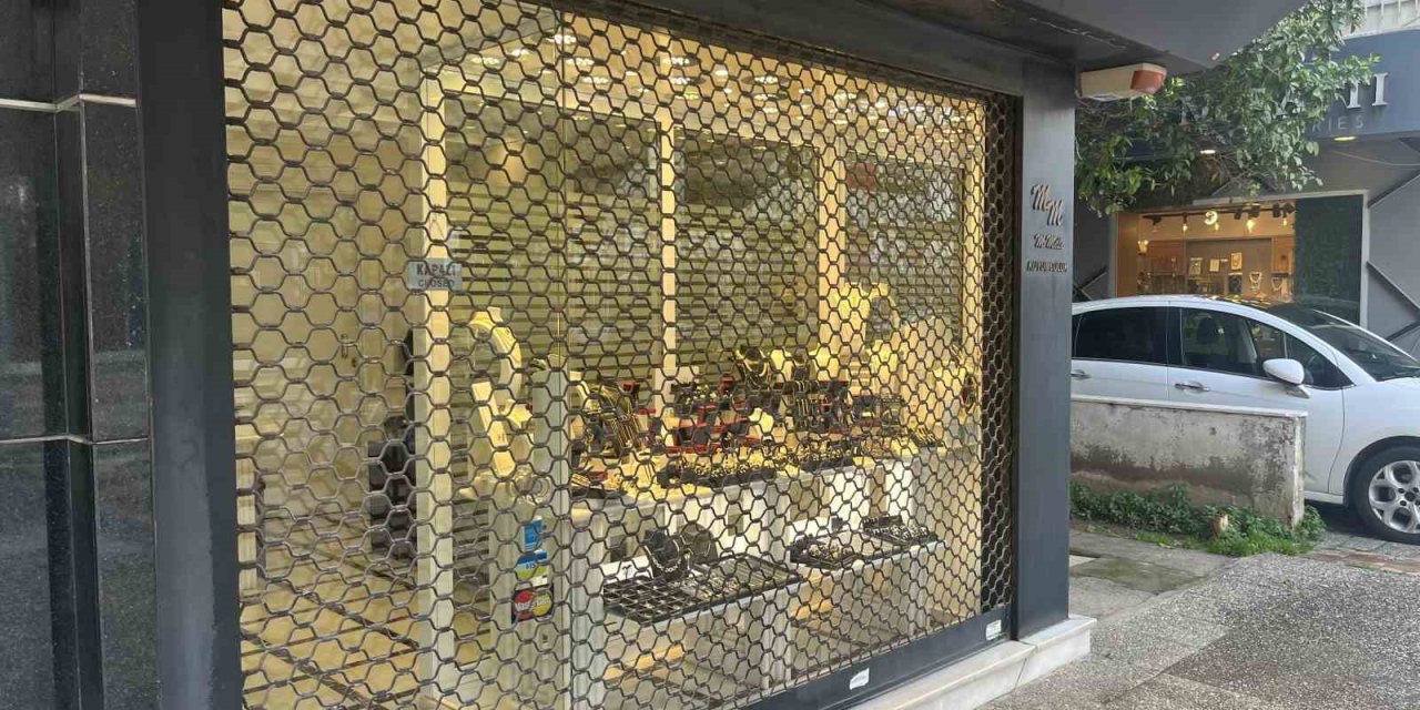 İzmir’de kuyumcuya silahlı soygun girişimi