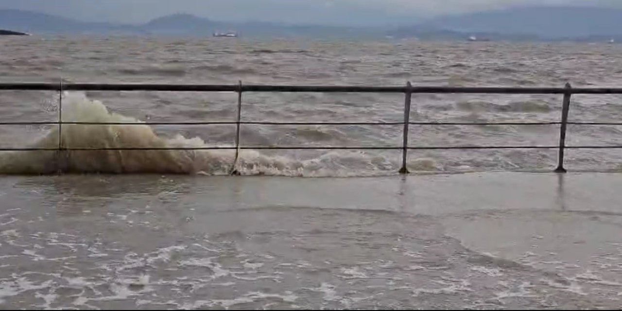 İzmir’de fırtına: Dikili’de deniz seviyesi yükseldi