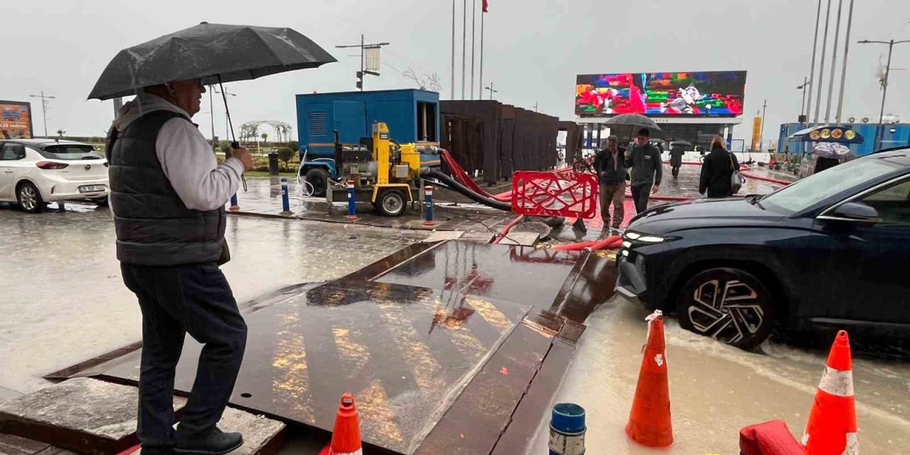 İzmir’de ’Venedik’i andıran manzaralar oluştu