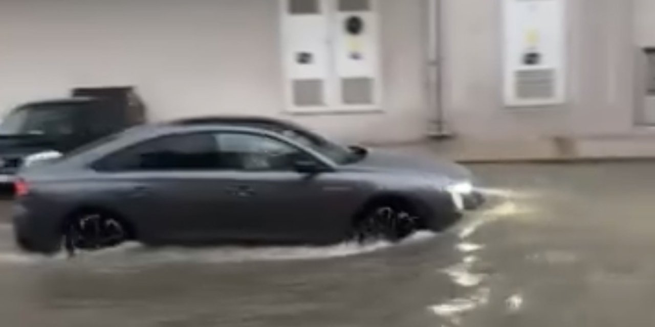 İzmir’de sağanak yağış hayatı olumsuz etkiledi