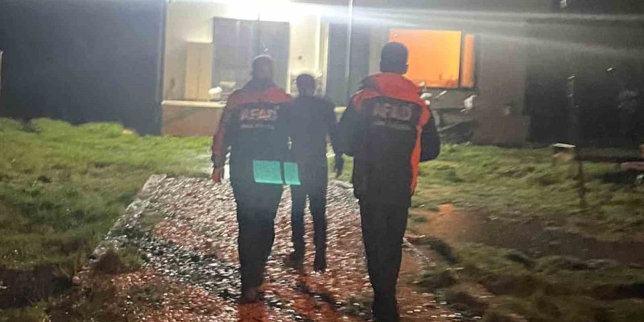 Aracı akıntıya kapılan vatandaş son anda kurtuldu