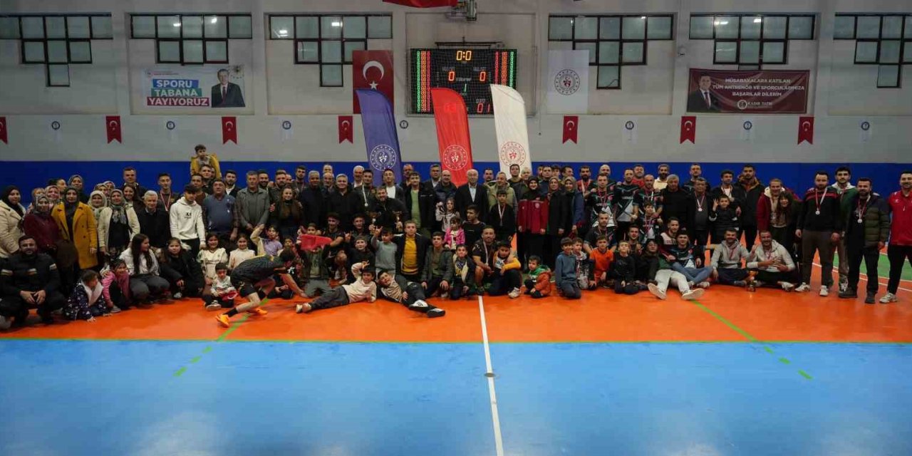 Tavas’ta mahalleler kozlarını sahada paylaştı