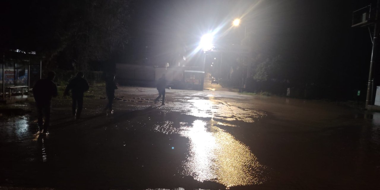 Germencik’te şiddetli yağış ve fırtına hayatı felç etti