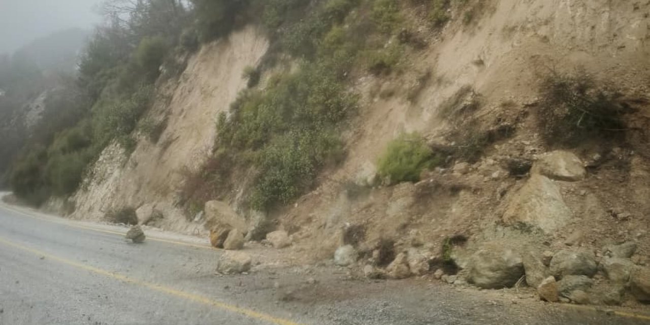 Yoğun yağış sebebiyle kayan topraklar yolları kapattı