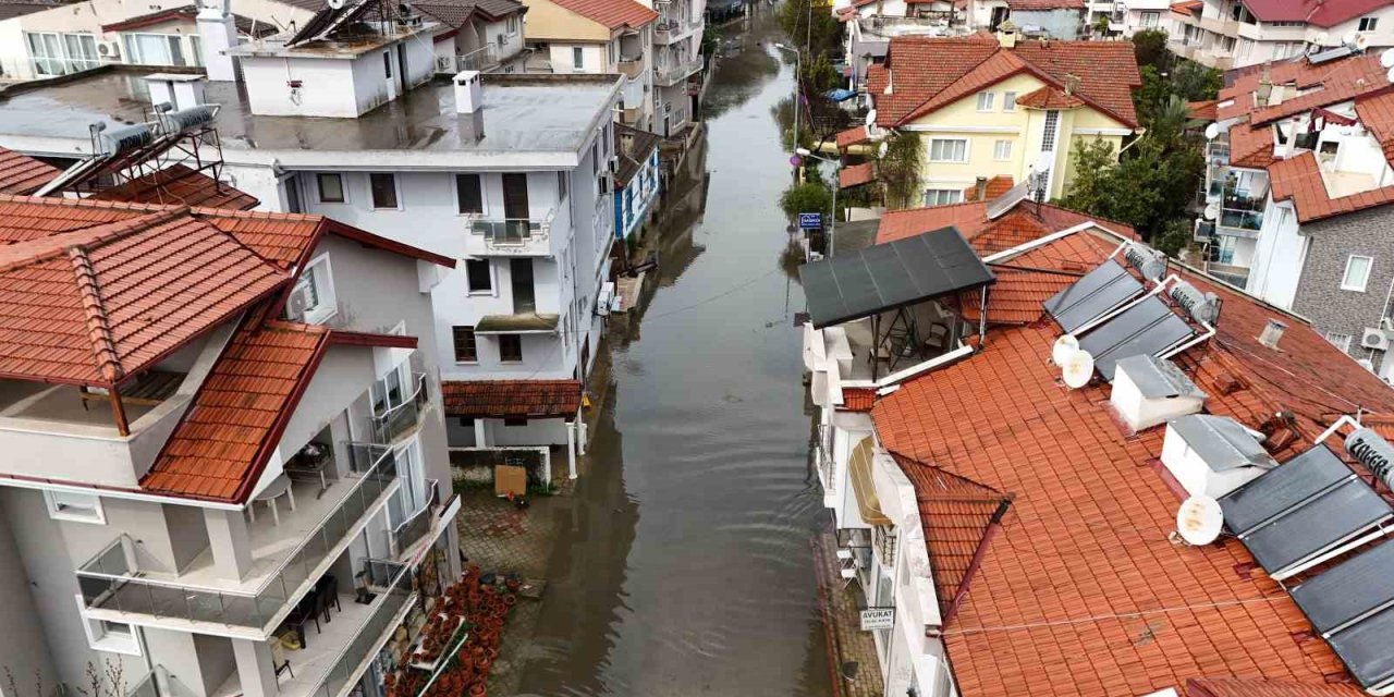 Köyceğiz Göl’ü taştı, ilçe Venedik’e döndü