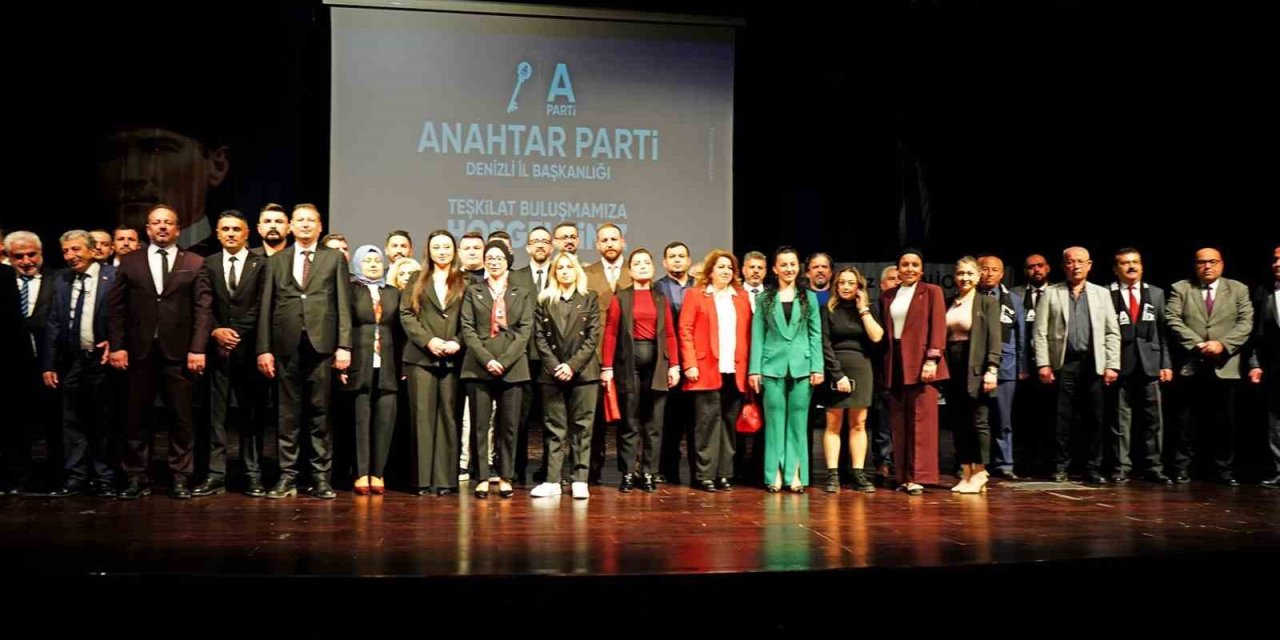 Denizli Anahtar Parti üyeleri düzenlenen törende bir araya geldi