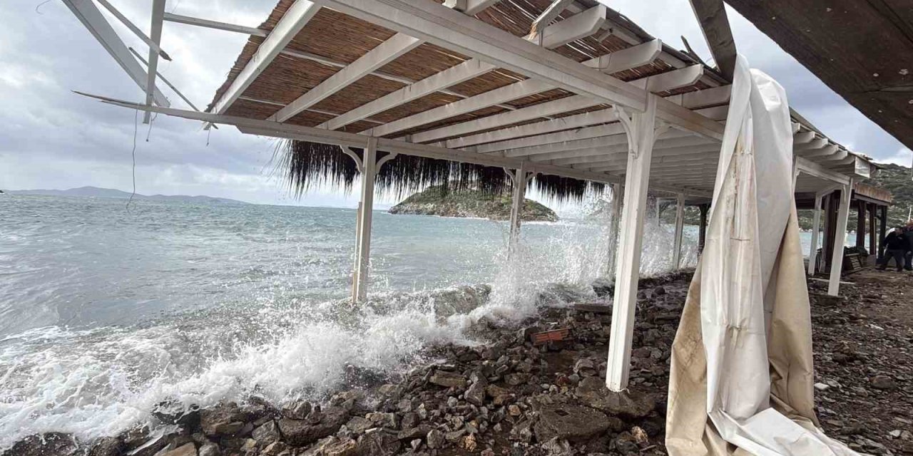 Bodrum sahili savaş alanına döndü: "Fırtına işletmeleri yerle bir etti"