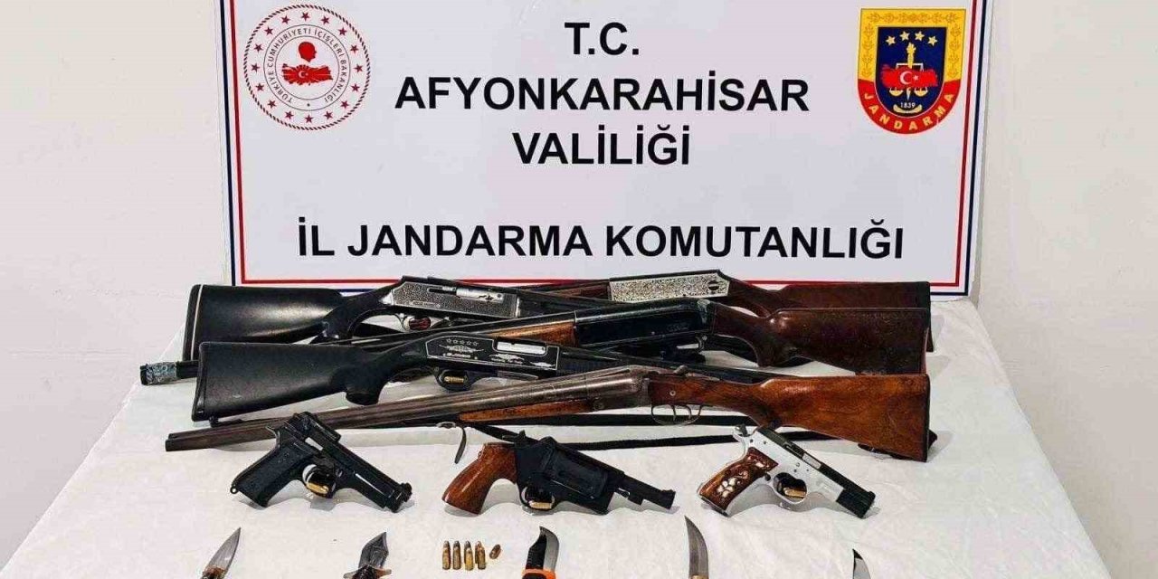 Jandarmadan ruhsatsız silah operasyonu: 8 gözaltı