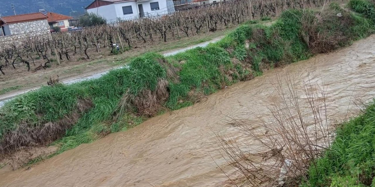 Sağanak yağış Sarıgöl’de kuruyan dereleri canlandırdı