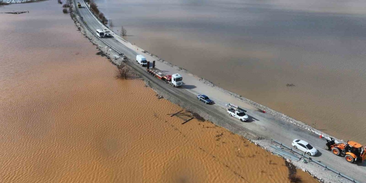 Fethiye - Antalya kara yolunda su baskını: "Ulaşım kontrollü sağlanıyor"
