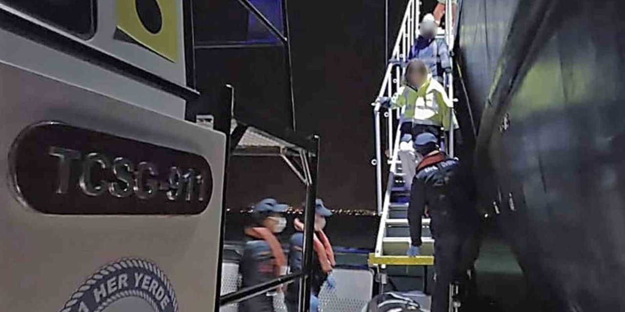 Ticari gemide yaralanan vatandaşa tıbbi tahliye