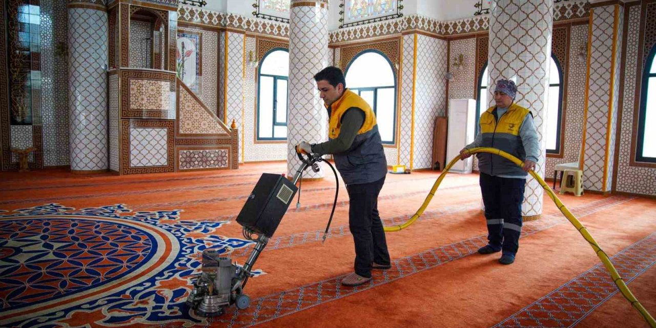 Aliağa’da Ramazan öncesi ibadethane temizliği