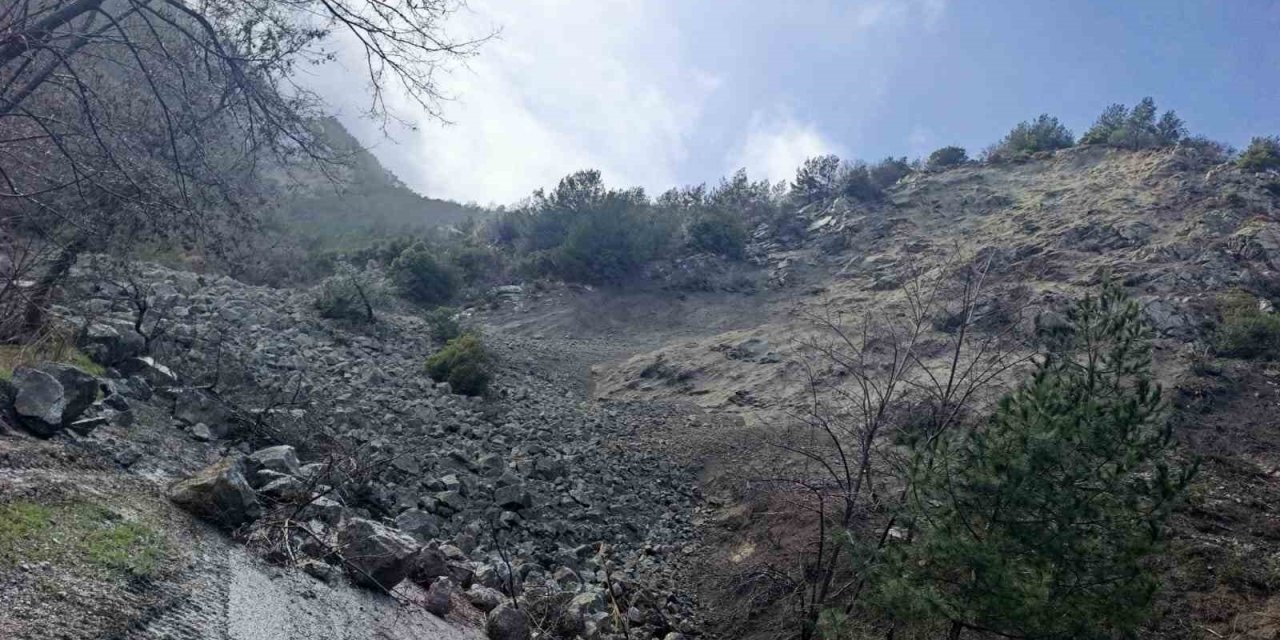 Buldan’da toprak kayması nedeniyle  bir mahalle yolu ulaşıma kapandı