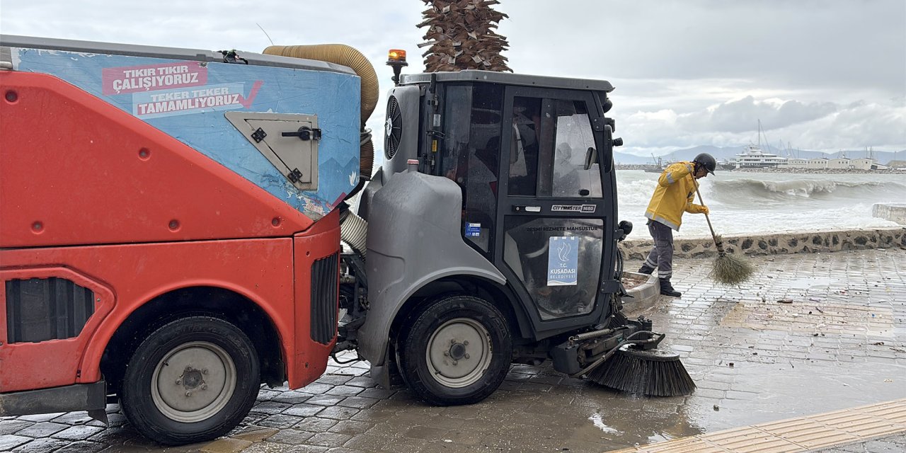 Kuşadası Belediyesi’nden sağanak ve fırtına mesaisi