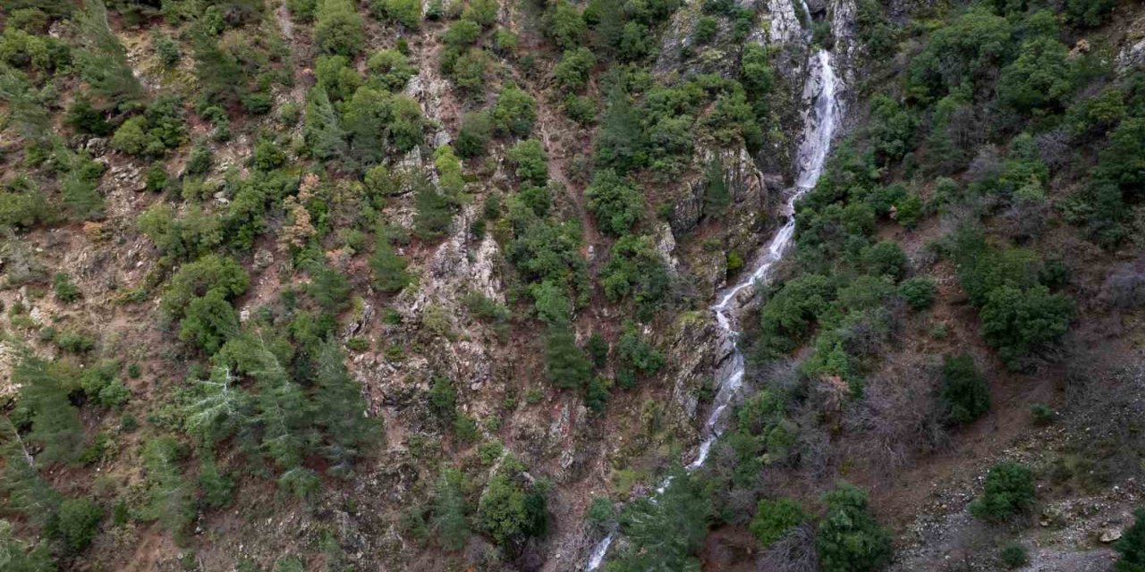 Taşkınlara neden olan yağmurlar kuruyan şelaleyi canlandırdı