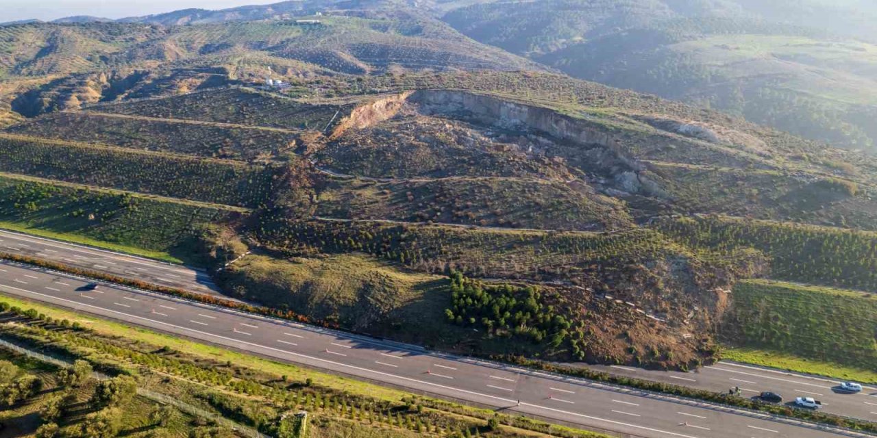 İzmir - İstanbul otoyolunda korkutan heyelan