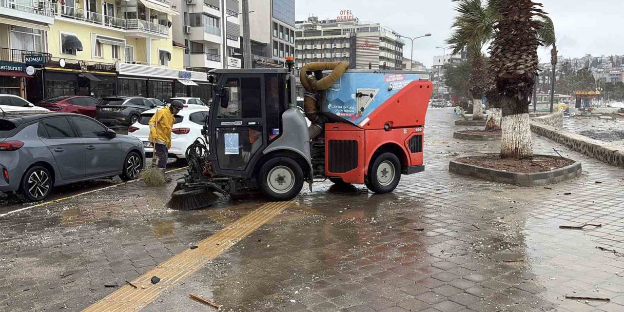 Kuşadası Belediyesi’nden sağanak ve fırtına mesaisi