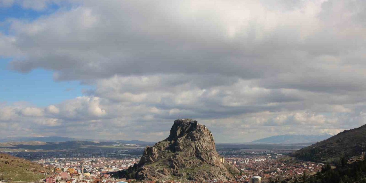 Karahisar Kalesi üzerinde bulutların dansı eşsiz manzaralar ortaya çıkardı