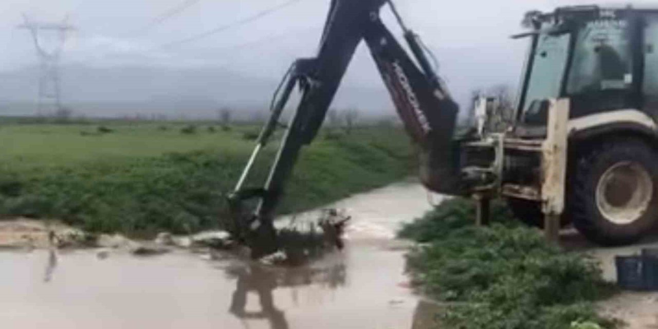 Küçük Menderes Nehri taştı, Bayındır’da ova köylerinde ekinler ve yollar zarar gördü