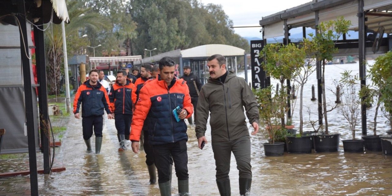 Köyceğiz Kaymakamı Kumcu, çizmesini giydi, kordonda incelemelerde bulundu