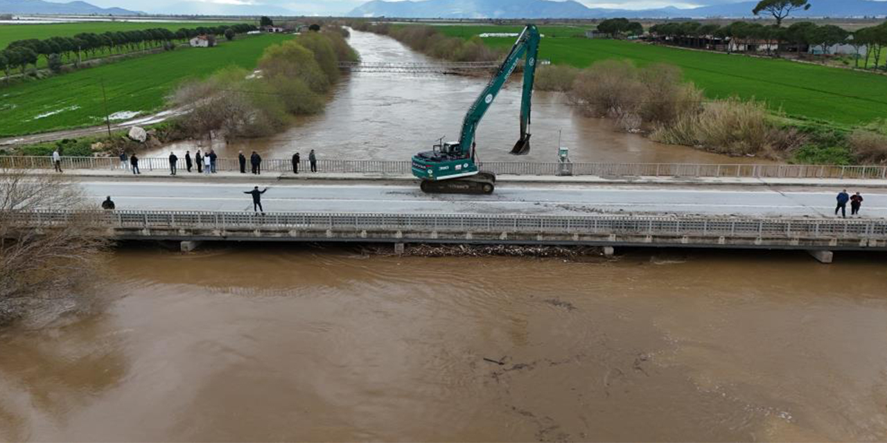 Menderes Köprüsü’nde su seviyesi kritik noktada: Nehir taşma sınırına ulaştı