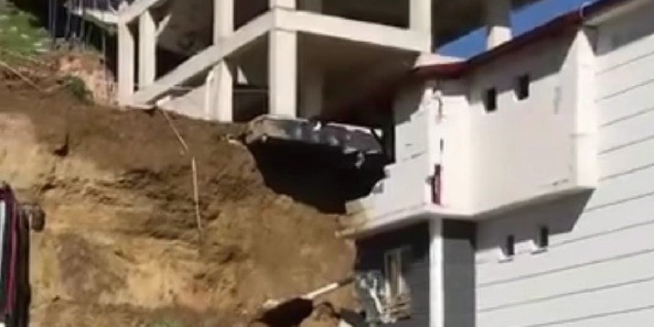 İnşaat kazısından kopan kaya bitişik binanın üzerine düştü