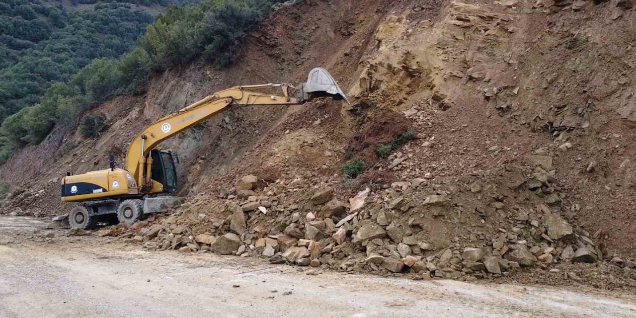 Buldan ve Babadağ’da heyelan nedeniyle kapanan yollarda çalışmalar başladı