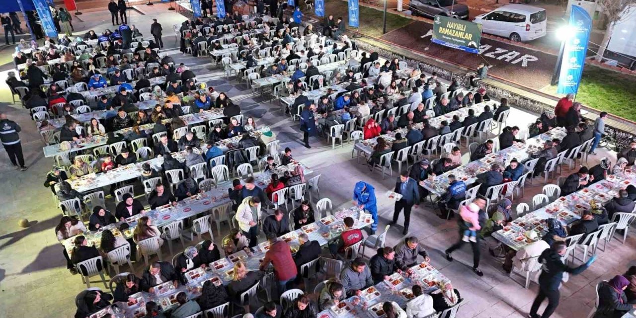 Aydın Büyükşehir Belediyesi vatandaşları iftar sofrasında buluşturdu