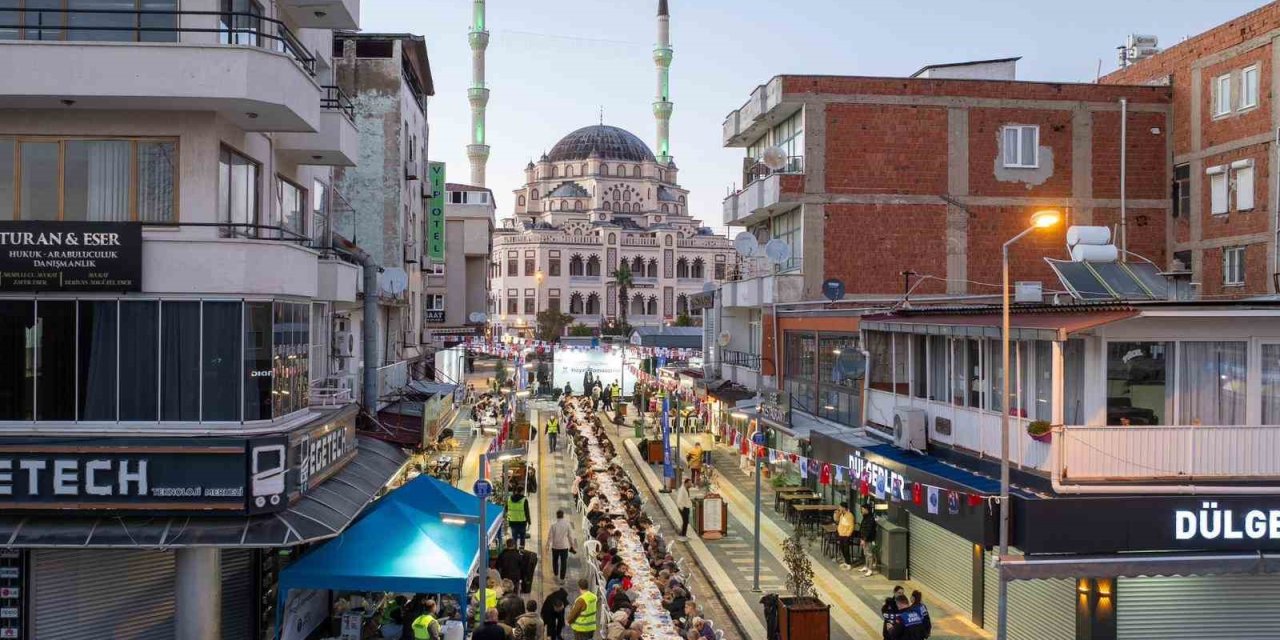 Didim’de vatandaşlar, Didim Belediyesi’nin iftar sofralarında bir araya geldi